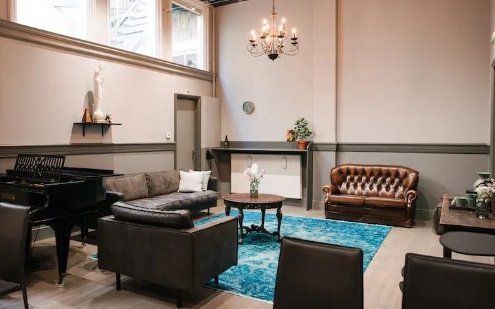 De salon met piano