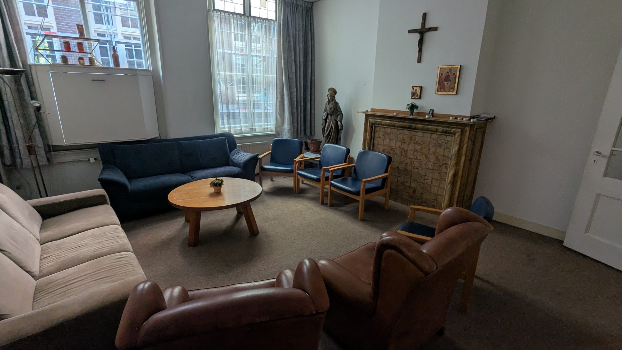 Een zitkamer met glas-in-loodramen