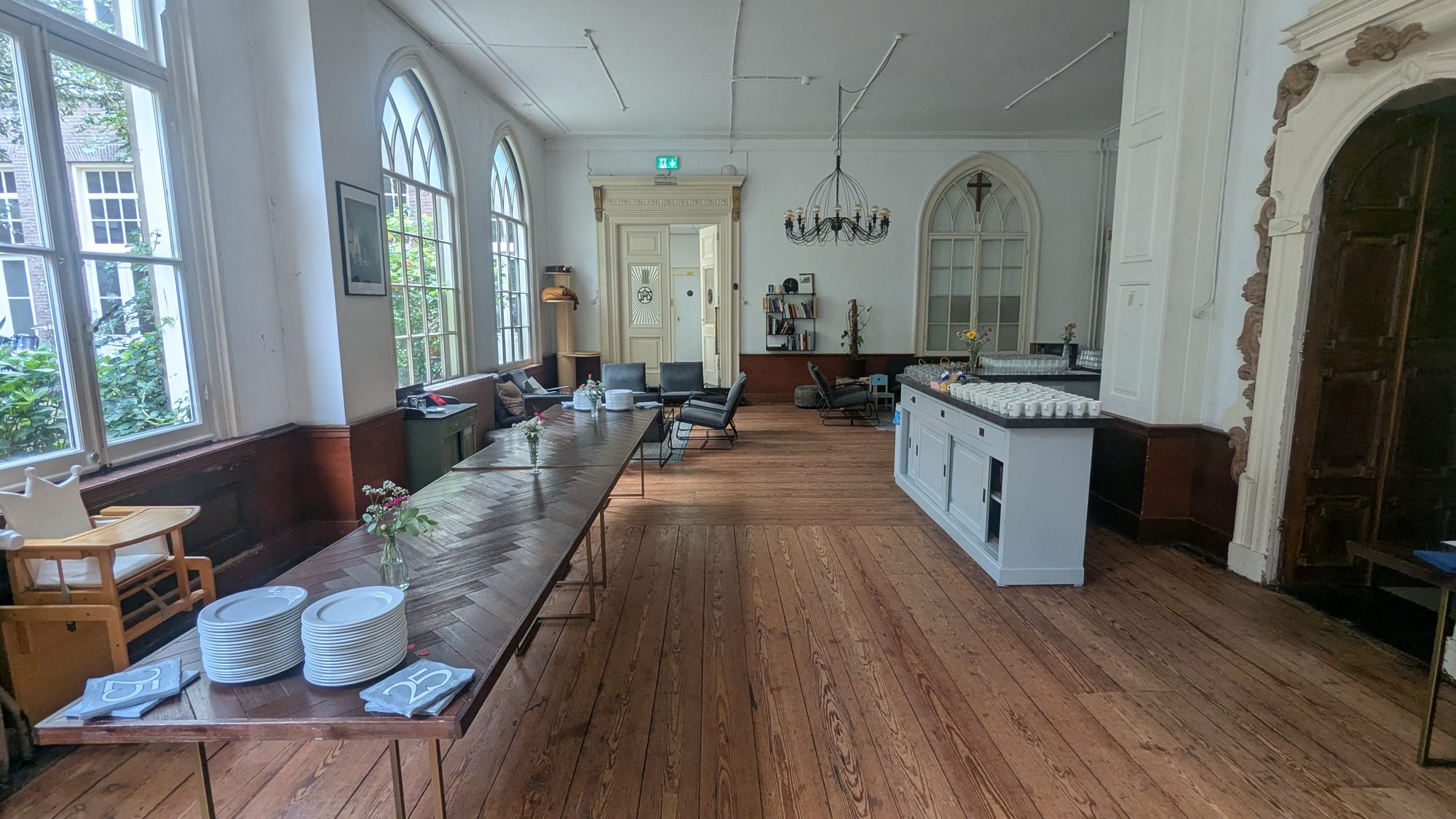 De lange toonbank in de refter