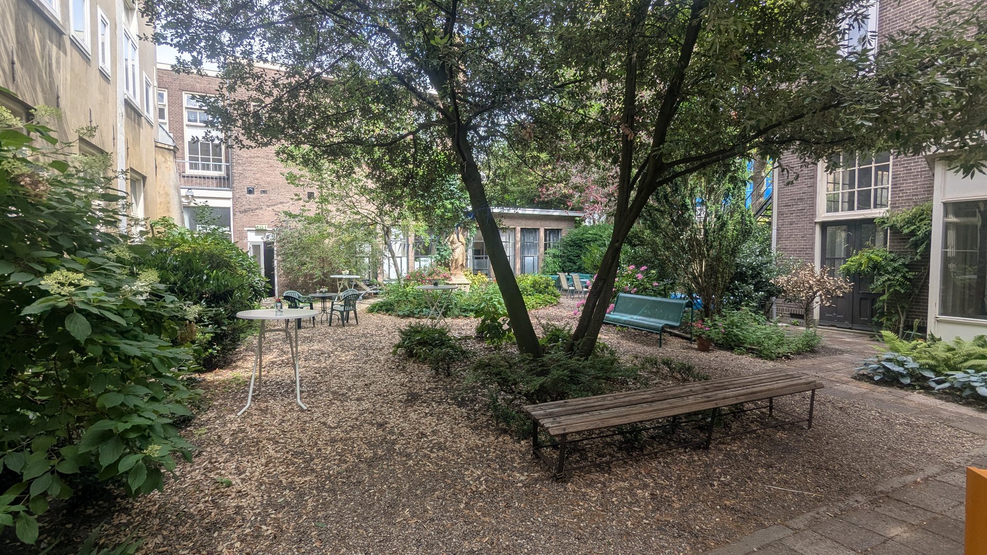 De kloostertuin met terras
