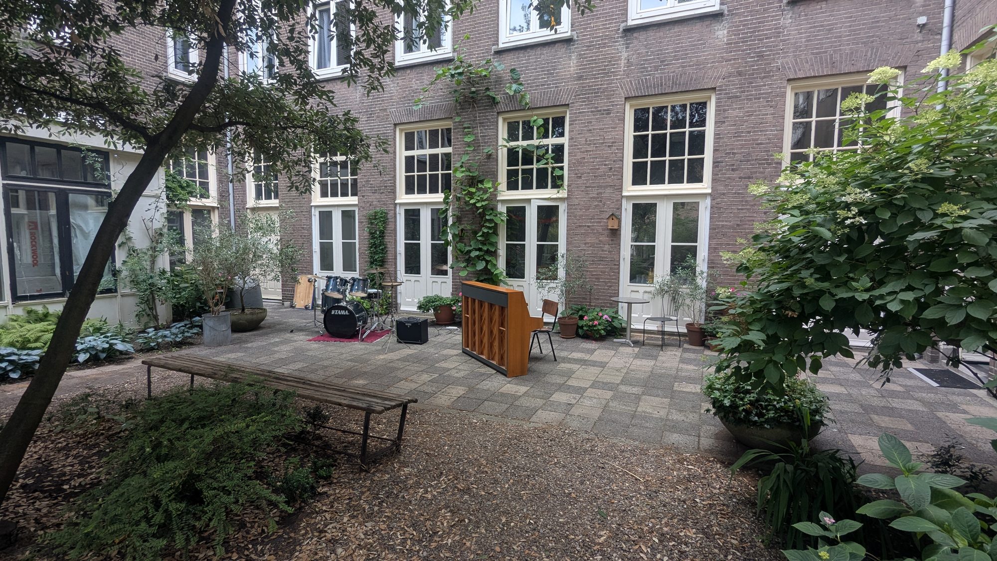 De binnentuin van het Willibrordushuis